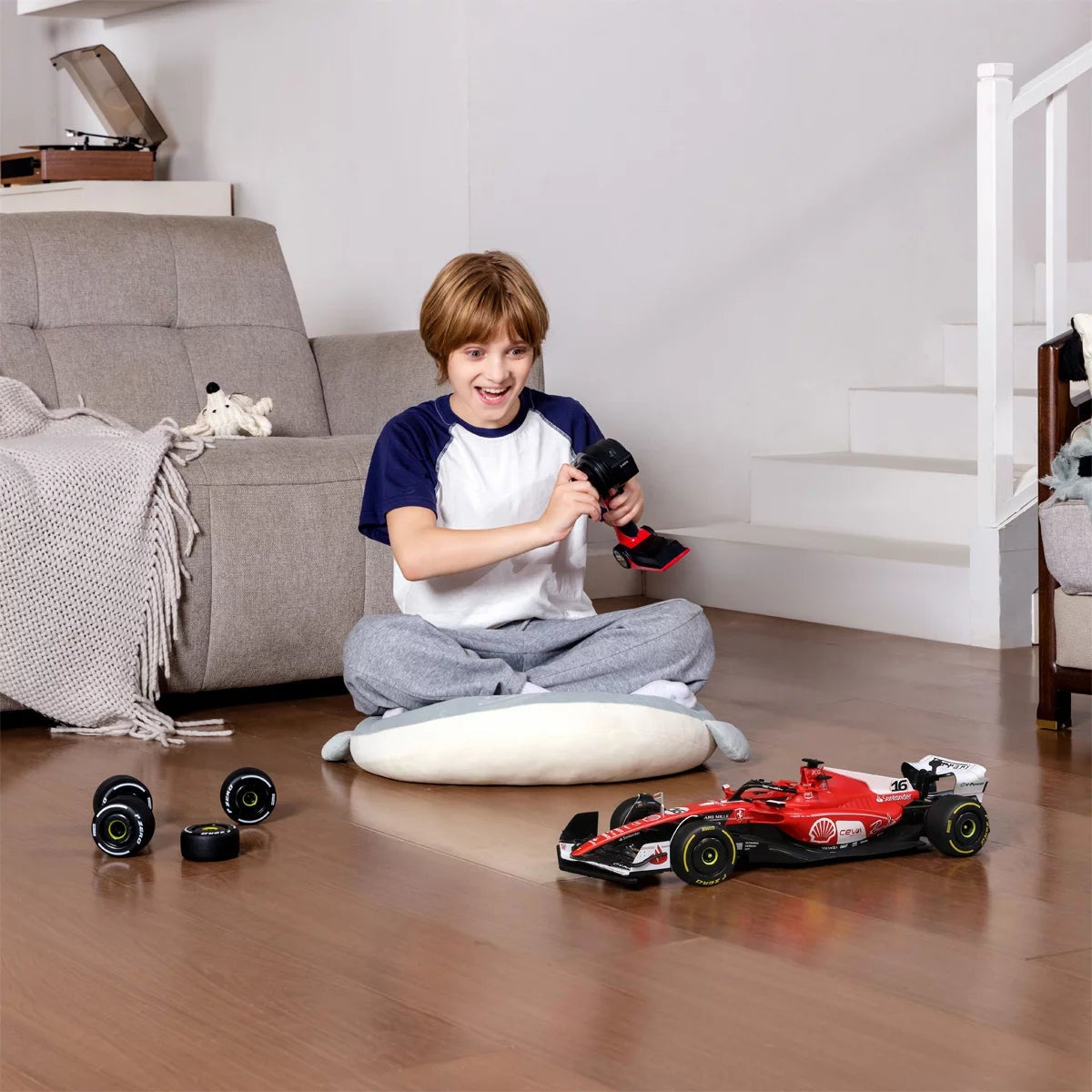 Maisto 1:10 Ferrari Charles Leclerc Formula 1 RC Car 2.4GHz USB Rechargeable