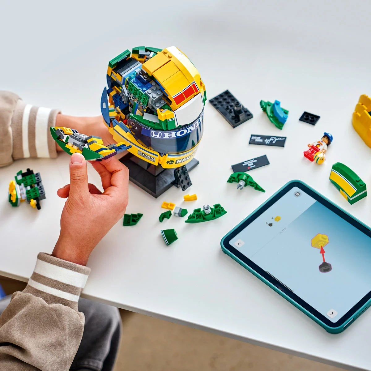 LEGO Editions Ayrton Senna Helmet 43024 F1 931 Piece Building Set